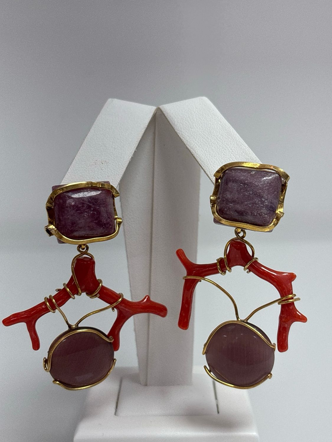 Orecchini in argento, 925 rodiati color oro con asta levigata e rami di corallo mediterraneo