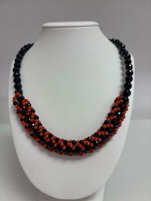 Collana in Agata nera, sfaccettata e perline di corallo mediterraneo con lavorazione tessito