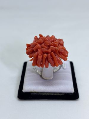 Anello regolabile con corallo mediterraneo montato su argento 925