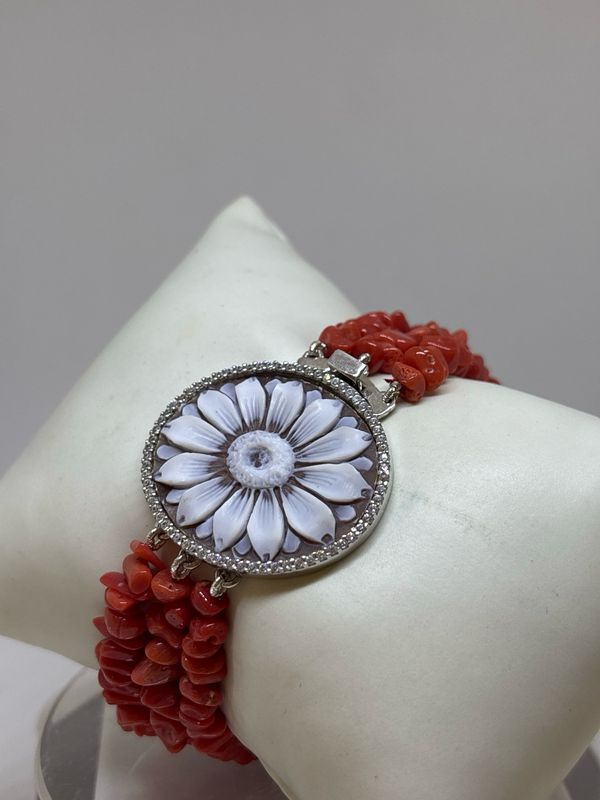 Bracciale in corallo mediterraneo con cameo sardonico, zirconi e montato in argento 925