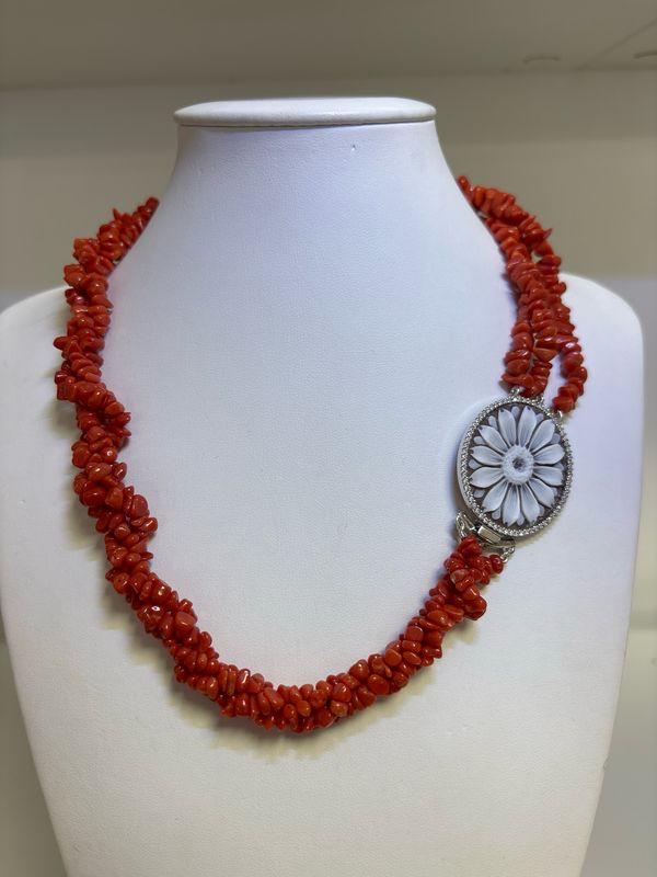 Collane in corallo mediterraneo a tre fili con cameo sardonico zirconi montata in argento 925