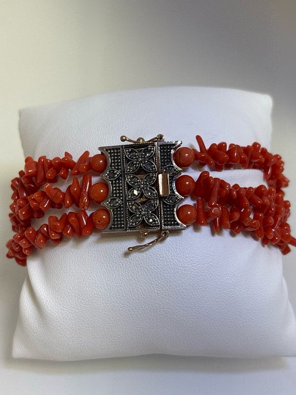 Bracciale a tre fili in corallo mediterraneo di prima scelta e chiusura in argento 925  stile antico