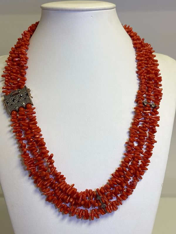 Collana in corallo mediterraneo a tre fili con chiusura in argento 925 e zirconi