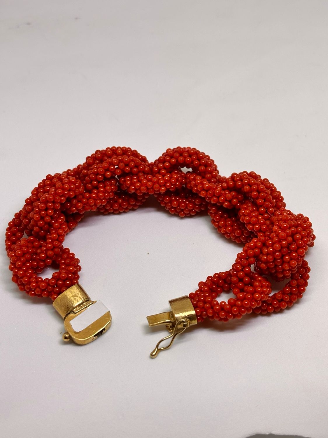 Bracciale in corallo mediterraneo, lavorato a tessuto e montato con chiusura in argento 925 colore dorato