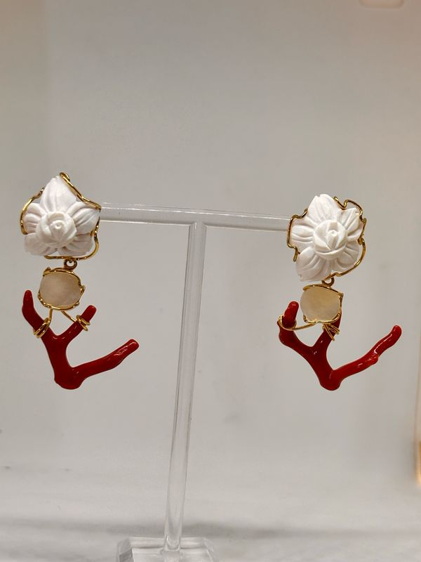 Orecchini con ramo di corallo conchiglia e madreperla montati in argento 925 dorato