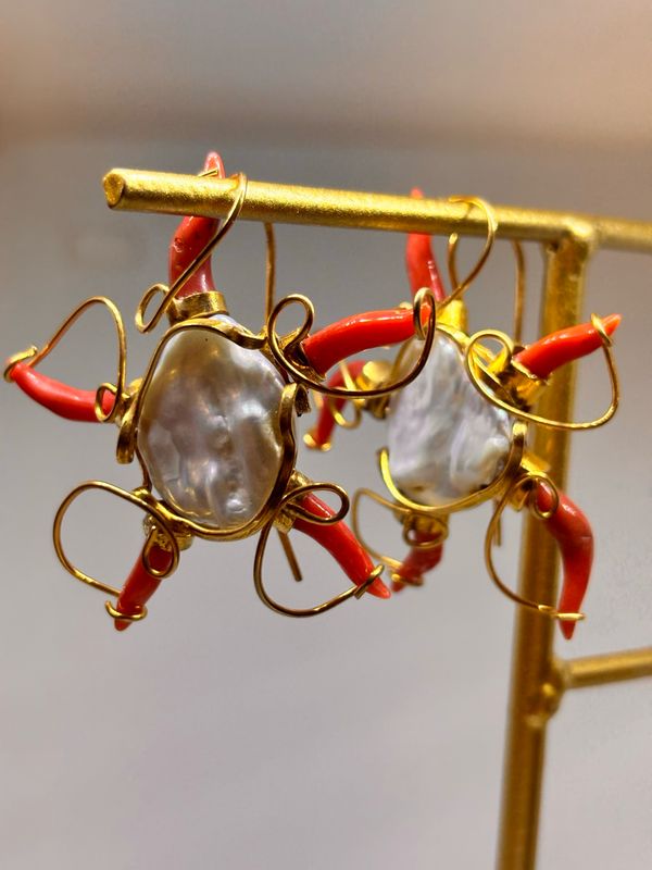 Orecchini in corallo mediterraneo, madreperla e montati in argento 925 dorato
