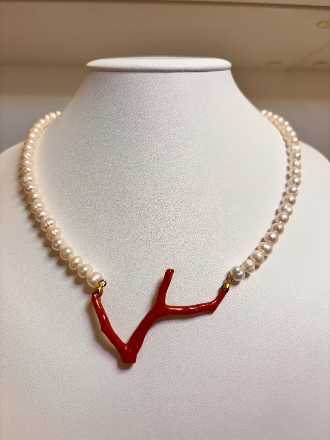 Collana con ramo di corallo e perle d’acqua di fiume montata in argento 925