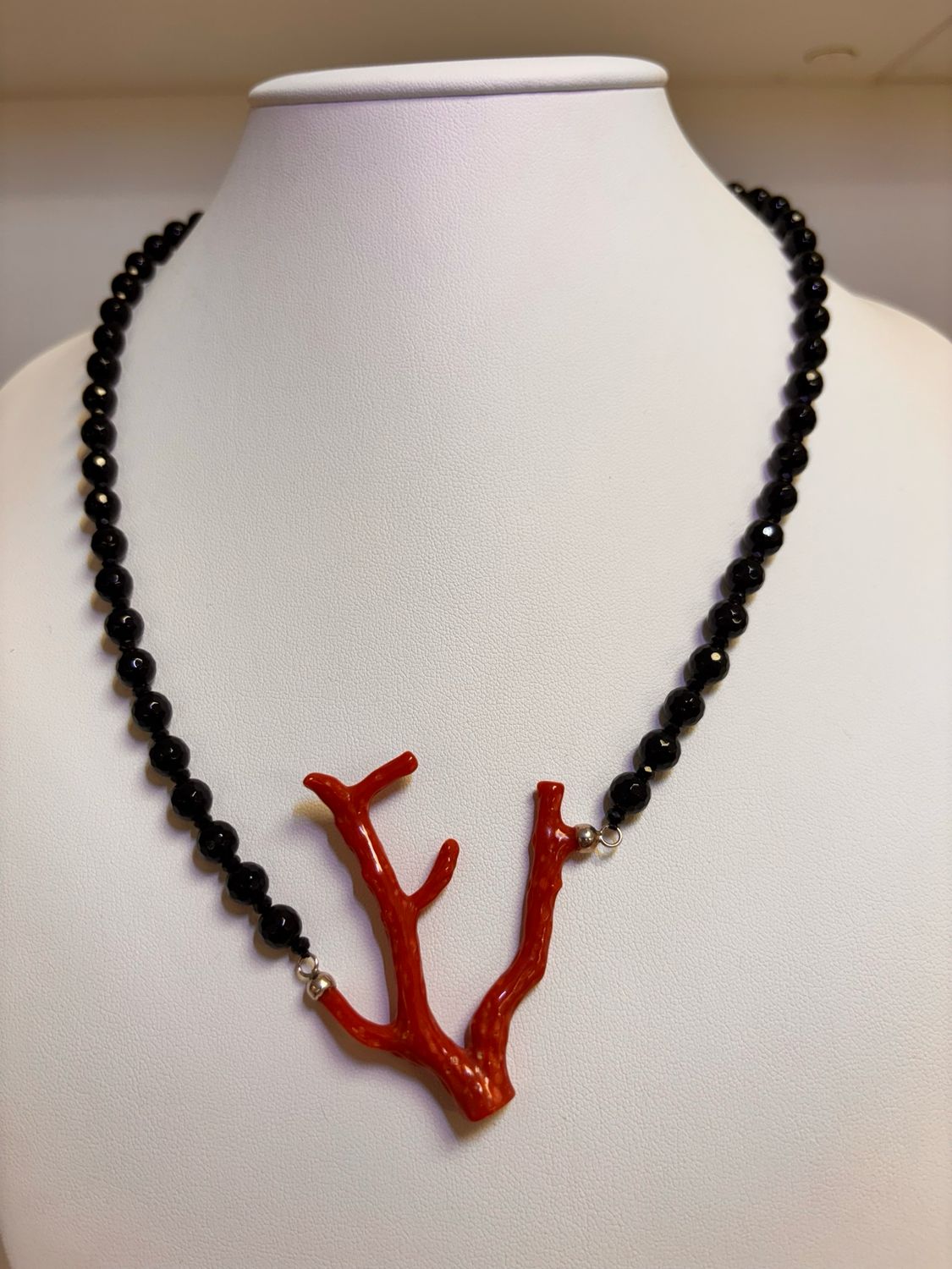 Collana con ramo di corallo e Agata nera sfaccettata montata in argento 925
