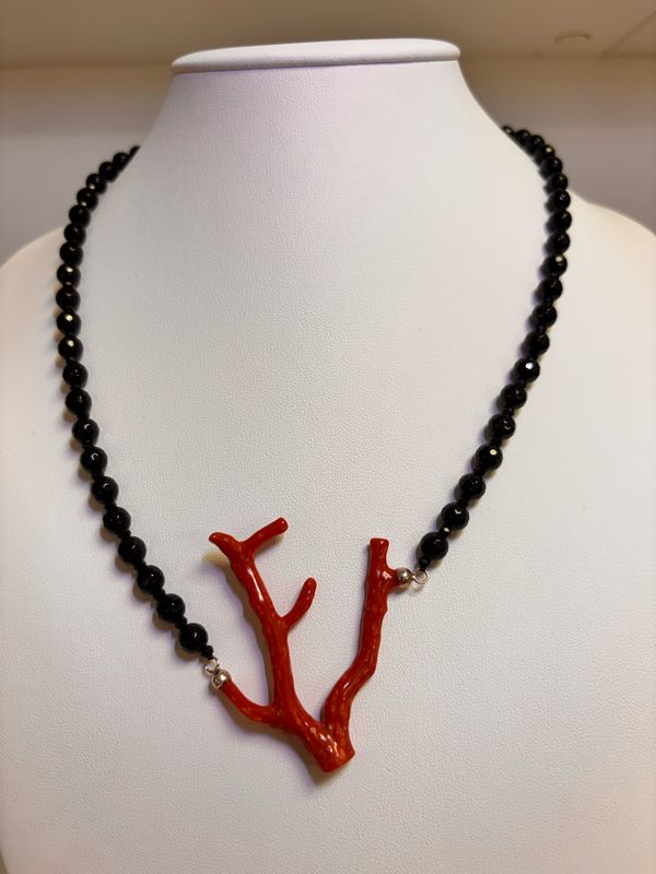 Collana con ramo di corallo e Agata nera sfaccettata montata in argento 925
