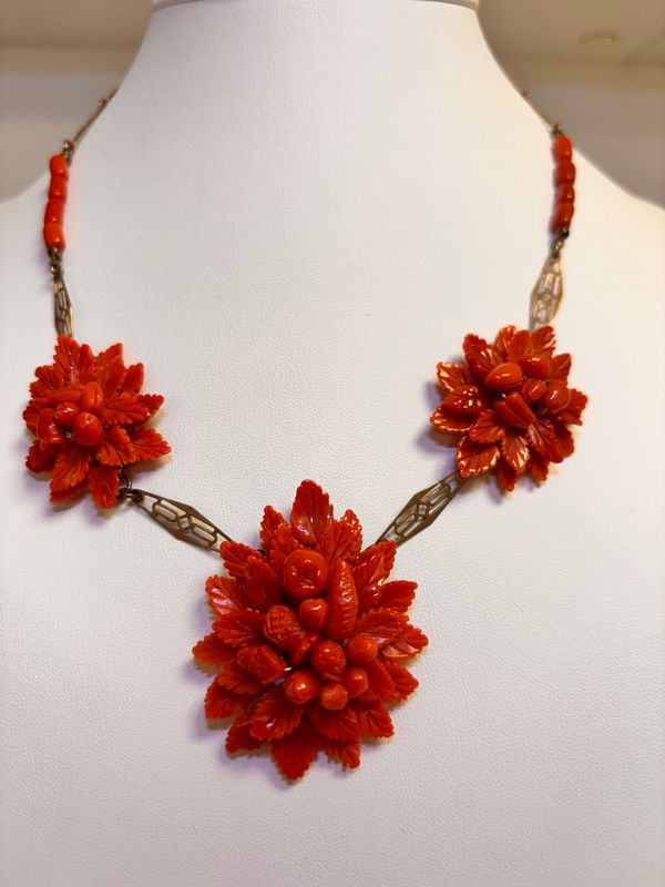Collana in corallo mediterraneo fiori e frutta montata in argento 925