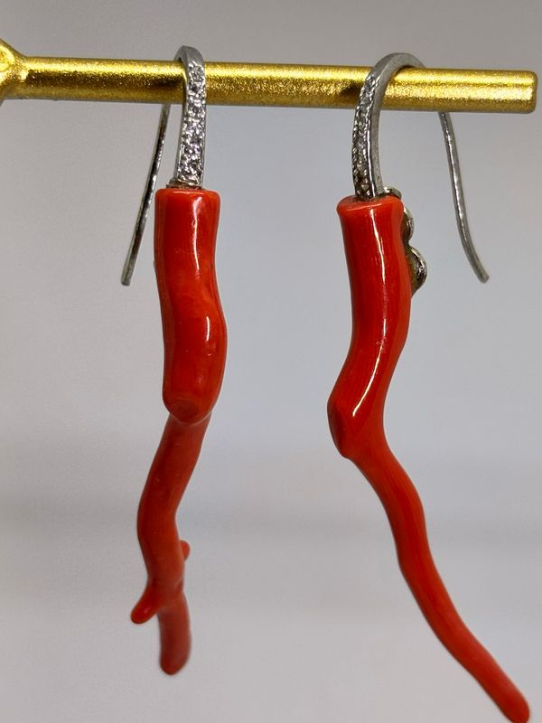 Orecchini con rami di corallo mediterraneo, zirconi montato in argento 925