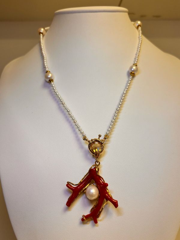 Collana con ramo di corallo mediterraneo e perle di fiume, chiusura in argento 925 dorata