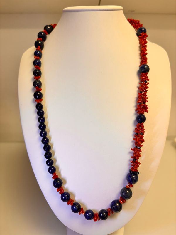 Collana in corallo mediterraneo e sfere di lapislazzuli