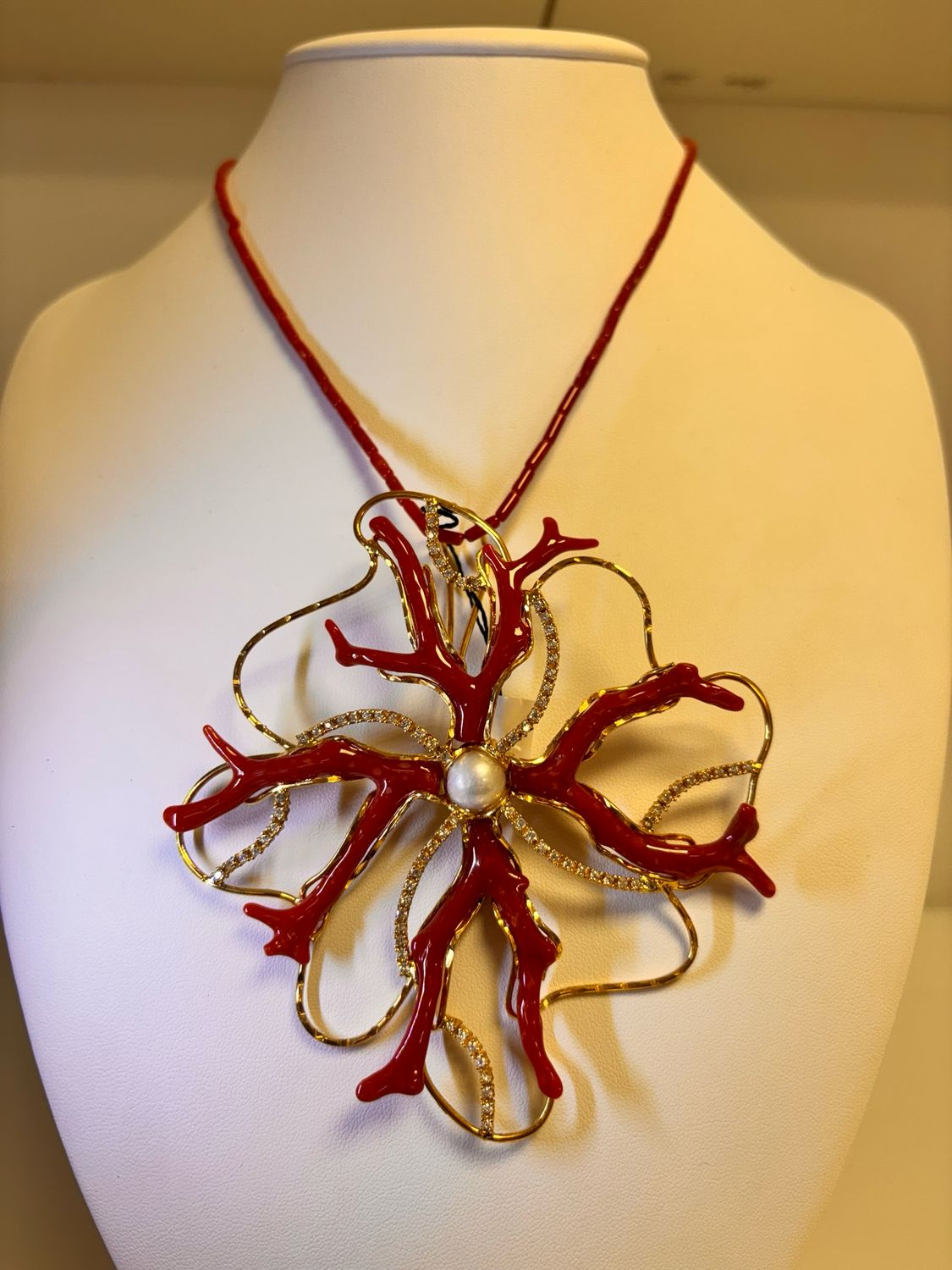 Collana con rami in corallo mediterraneo,perla di fiume, zirconi montata in argento 925 rodiato in oro