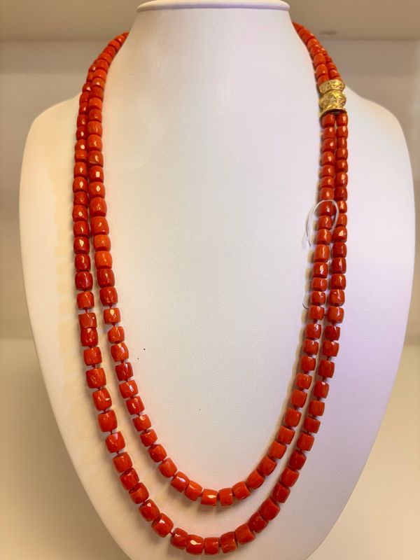 Collana con barilotti di corallo mediterraneo sfaccettati montata in oro 18k