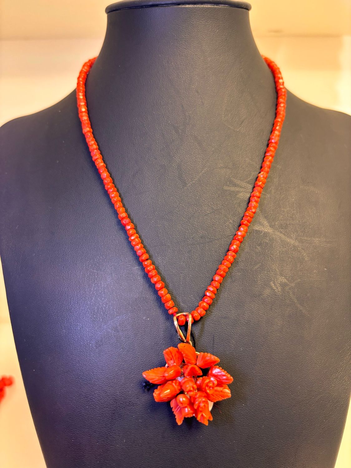 Collana in corallo mediterraneo con ciondolo fiori e frutta montati in argento 925 rosè