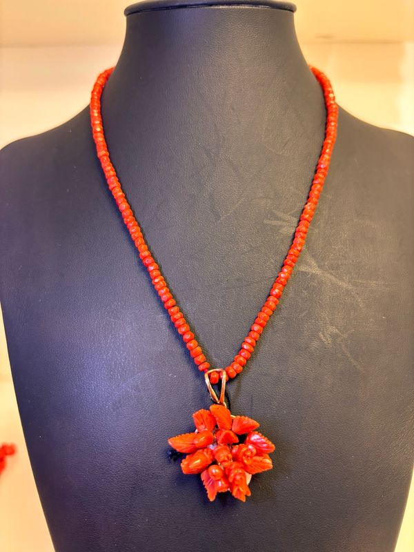 Collana in corallo mediterraneo con ciondolo fiori e frutta montati in argento 925 rosè