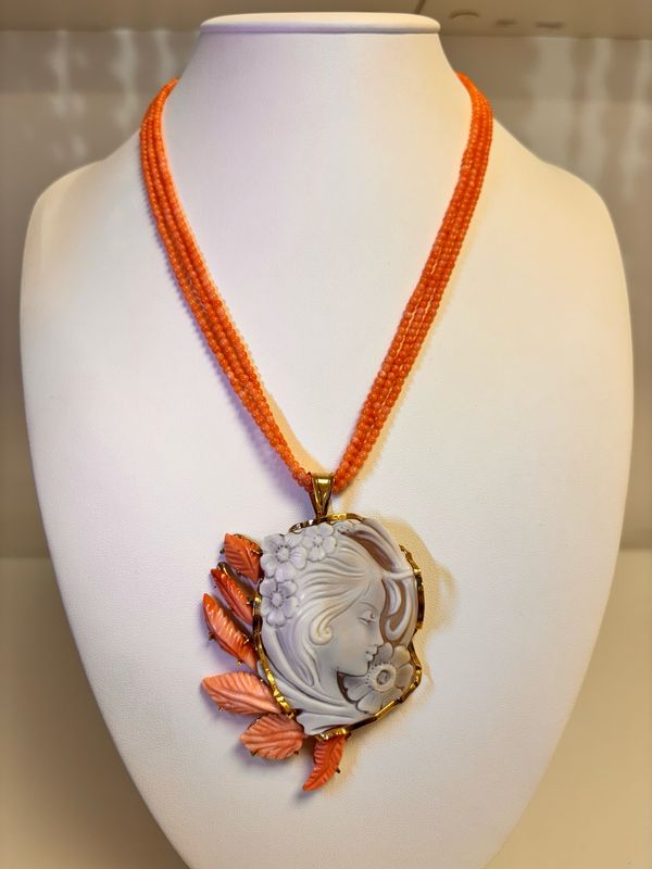 Collana in corallo rosa giapponese a tre fili con cameo sardonico, montata in argento 925 dorato