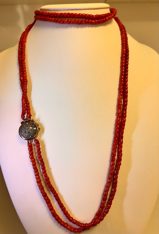 Collana in corallo mediterraneo con sosta stile antico in argento 925