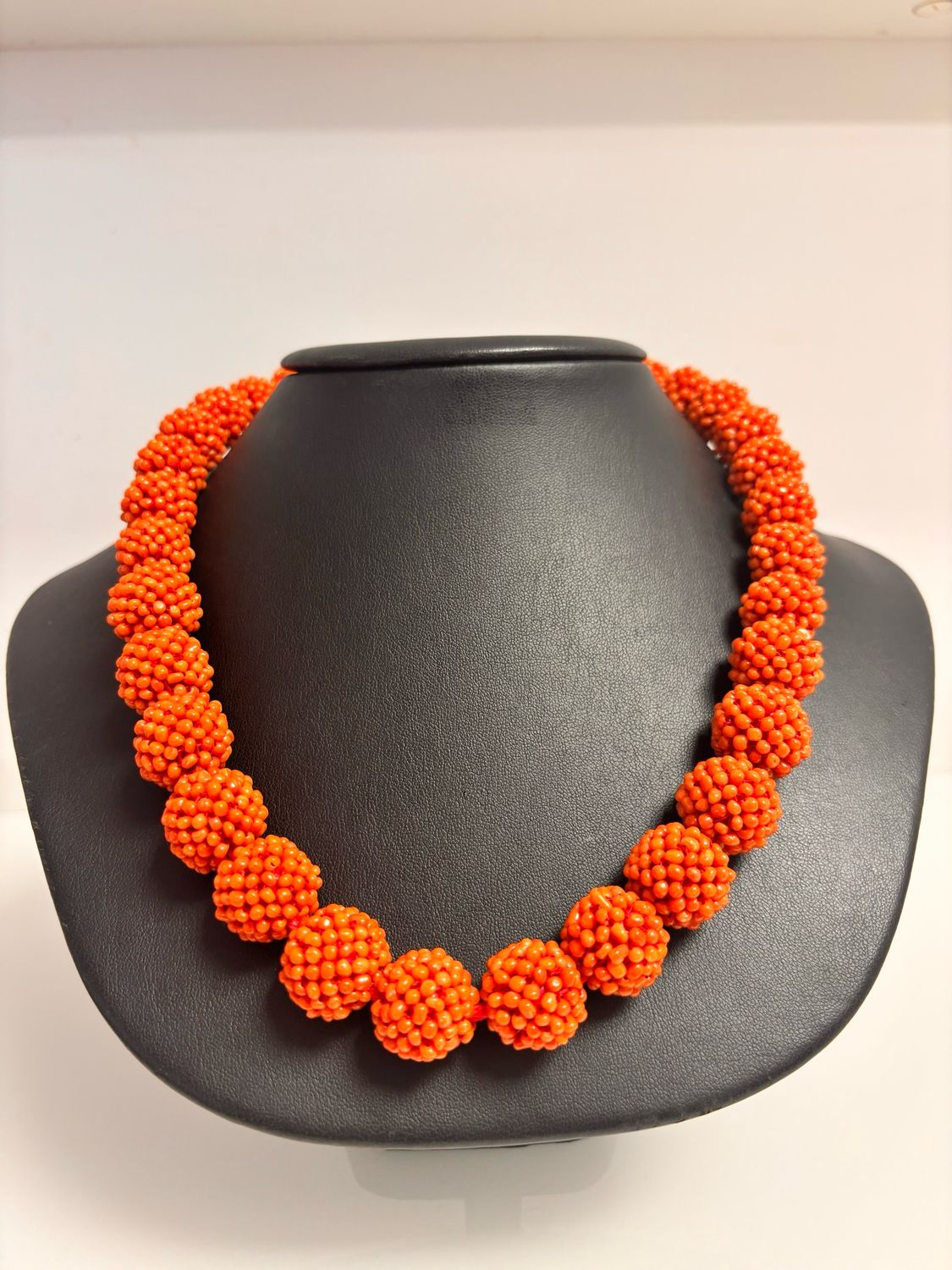 Collana in corallo mediterraneo e sfere lavorate in tessuto con susta in argento 925