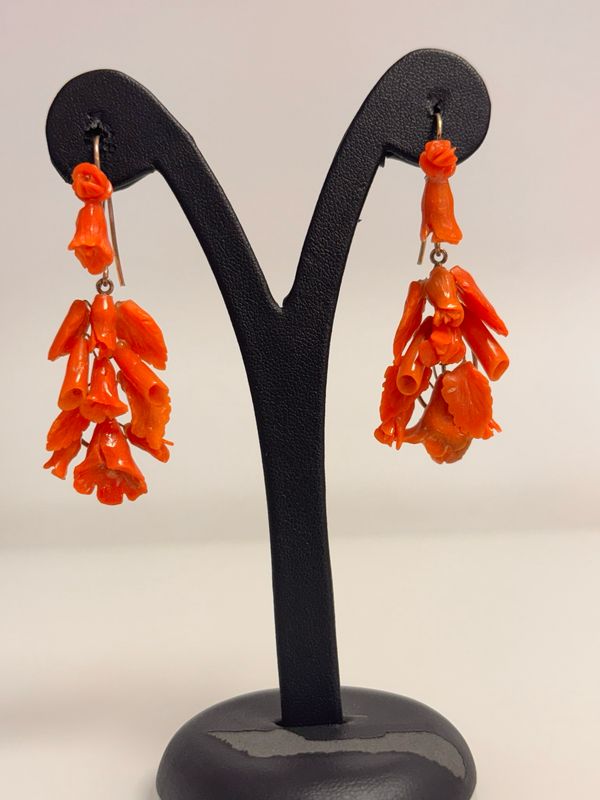 Orecchini con fiori in corallo mediterraneo, montato su oro 18k