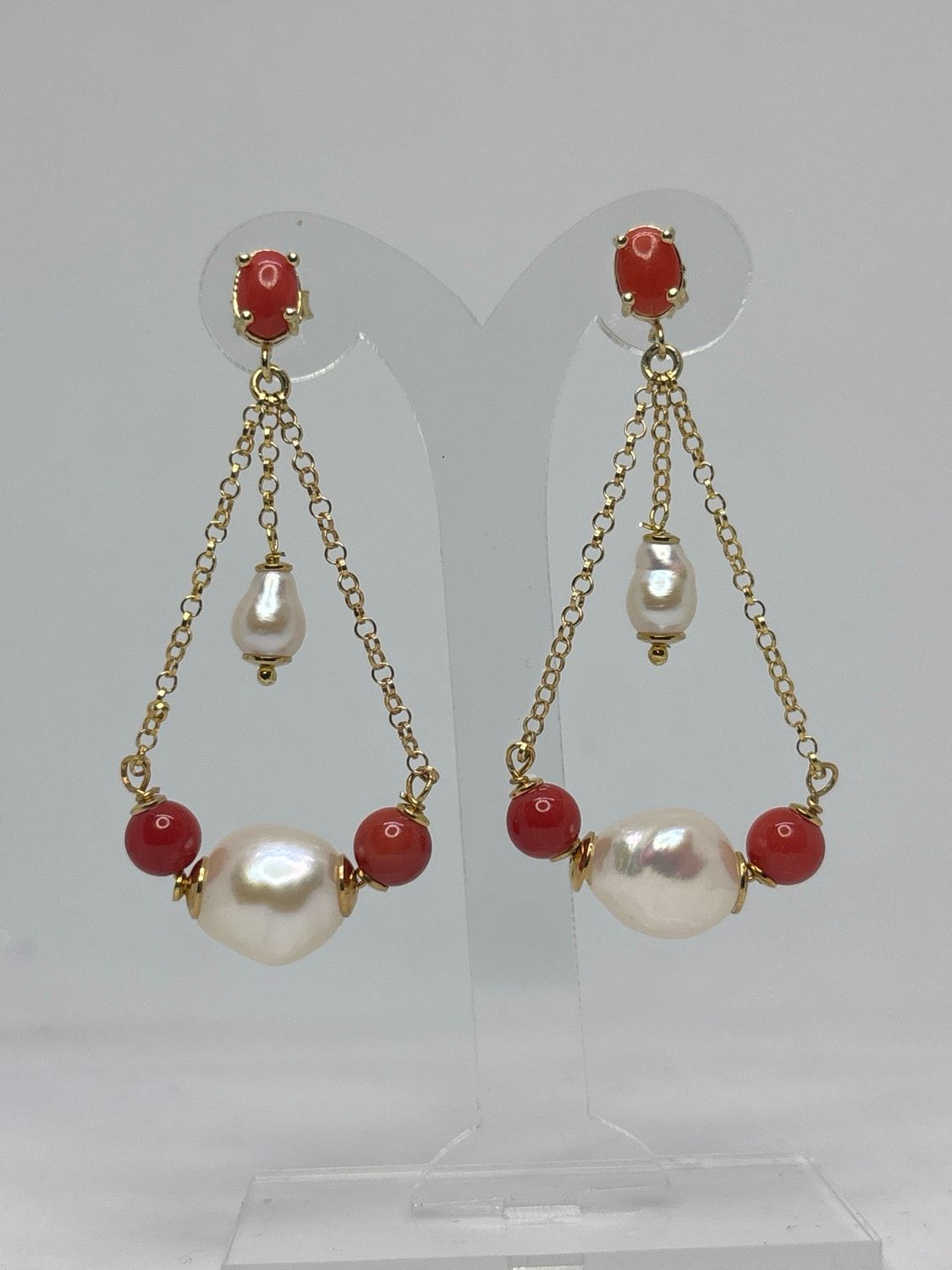 Orecchini in argento, 925 color oro, perle di fiume e corallo mediterraneo