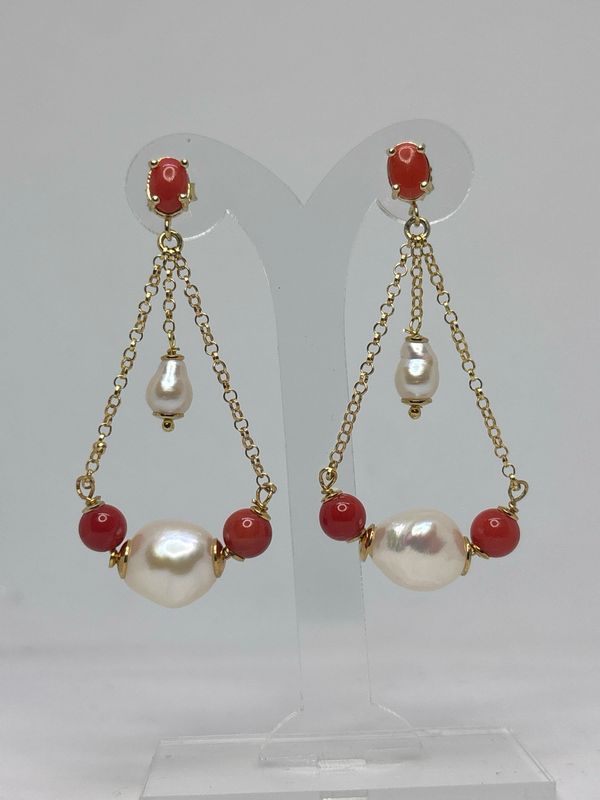Orecchini in argento, 925 color oro, perle di fiume e corallo mediterraneo