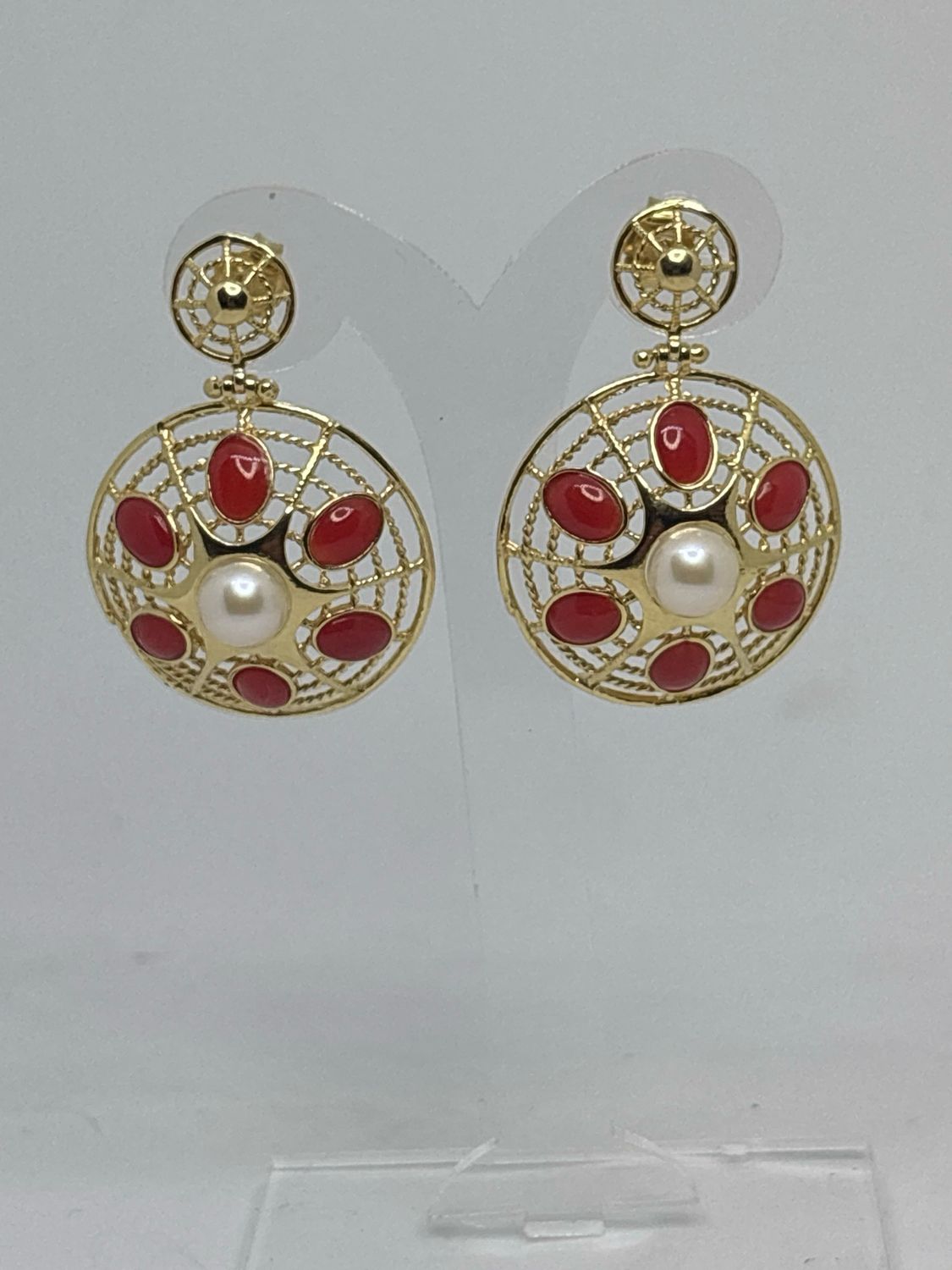 Orecchini in argento, 925 rodiato colore oro con perla di acqua di fiume e cabochon di corallo Mediterraneo