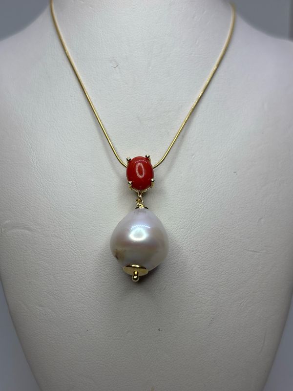 Collana coda di topo in argento, 925 rodiato color oro con cabochon di corallo Mediterraneo e perla barocca