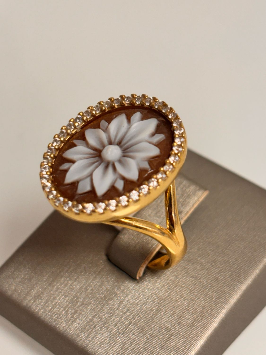 Anello regolabile in argento, 925 con zirconi e cameo sardonico rodiato color oro, porco Giuda
