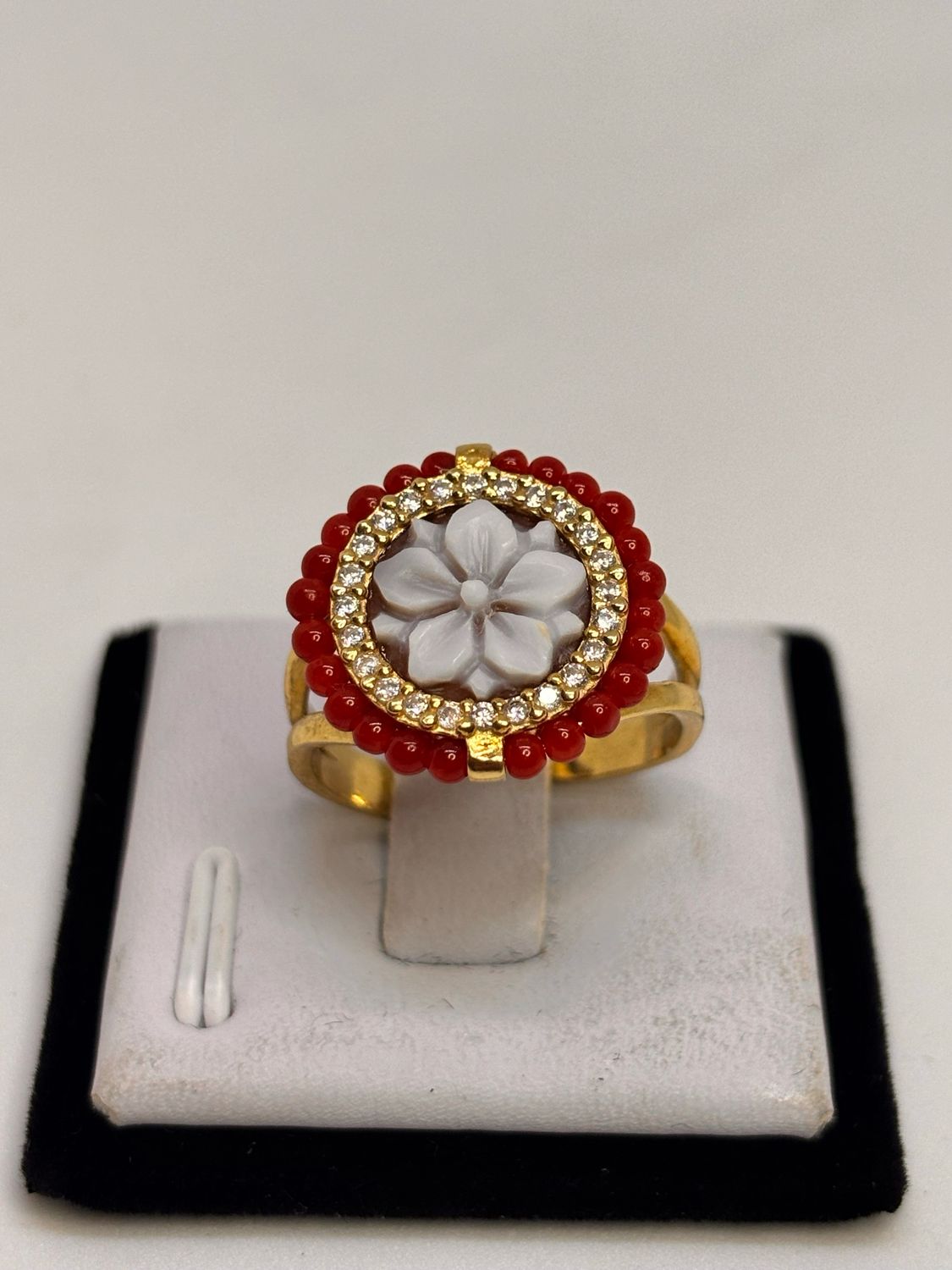 Anello regolabile in argento 925 placcato oro con corallo mediterraneo, cammeo sardonico e zirconi