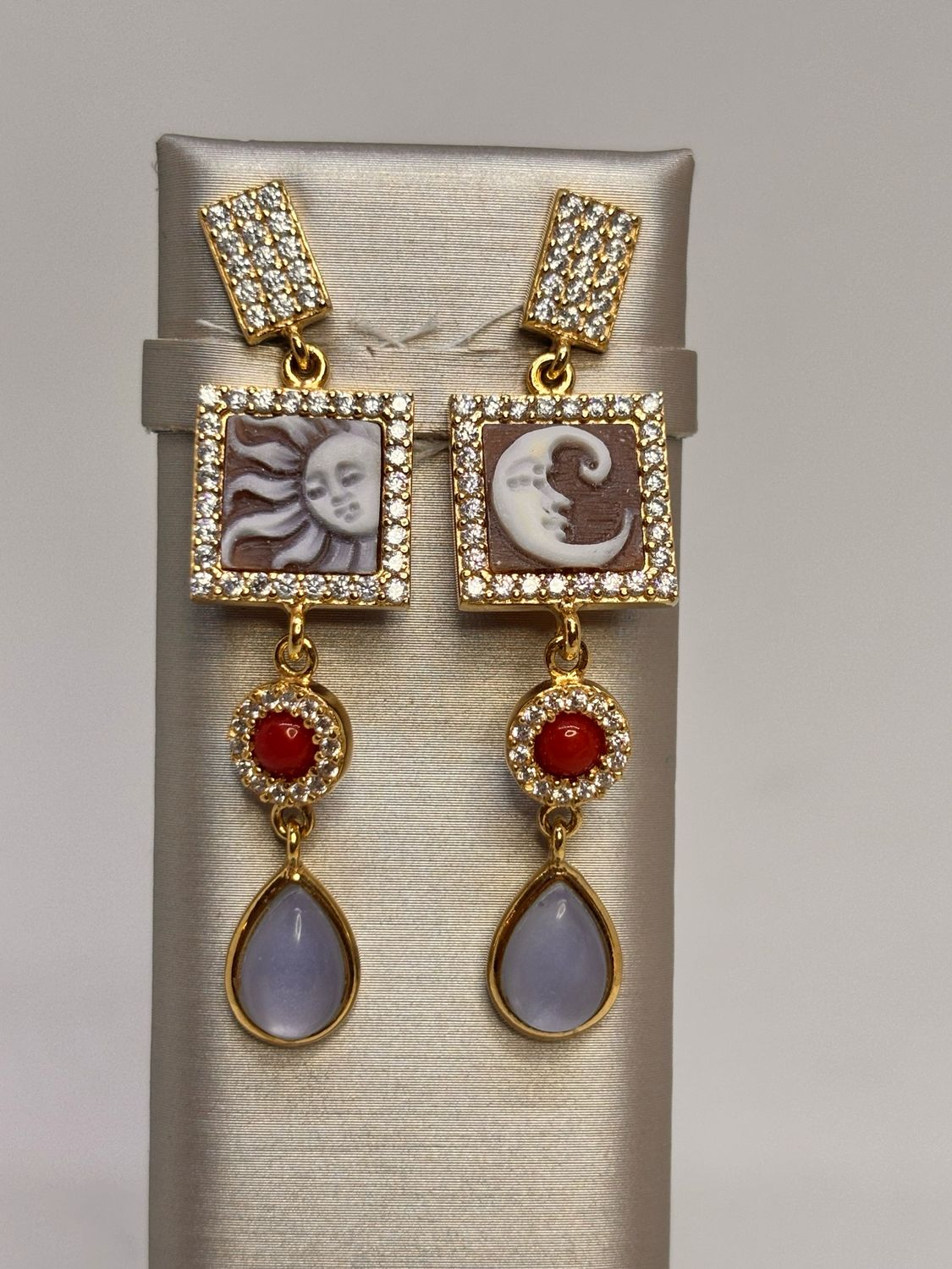 Orecchini in argento 925 placcato oro con Agata celeste, corallo mediterraneo, zirconi e cammei sardonici