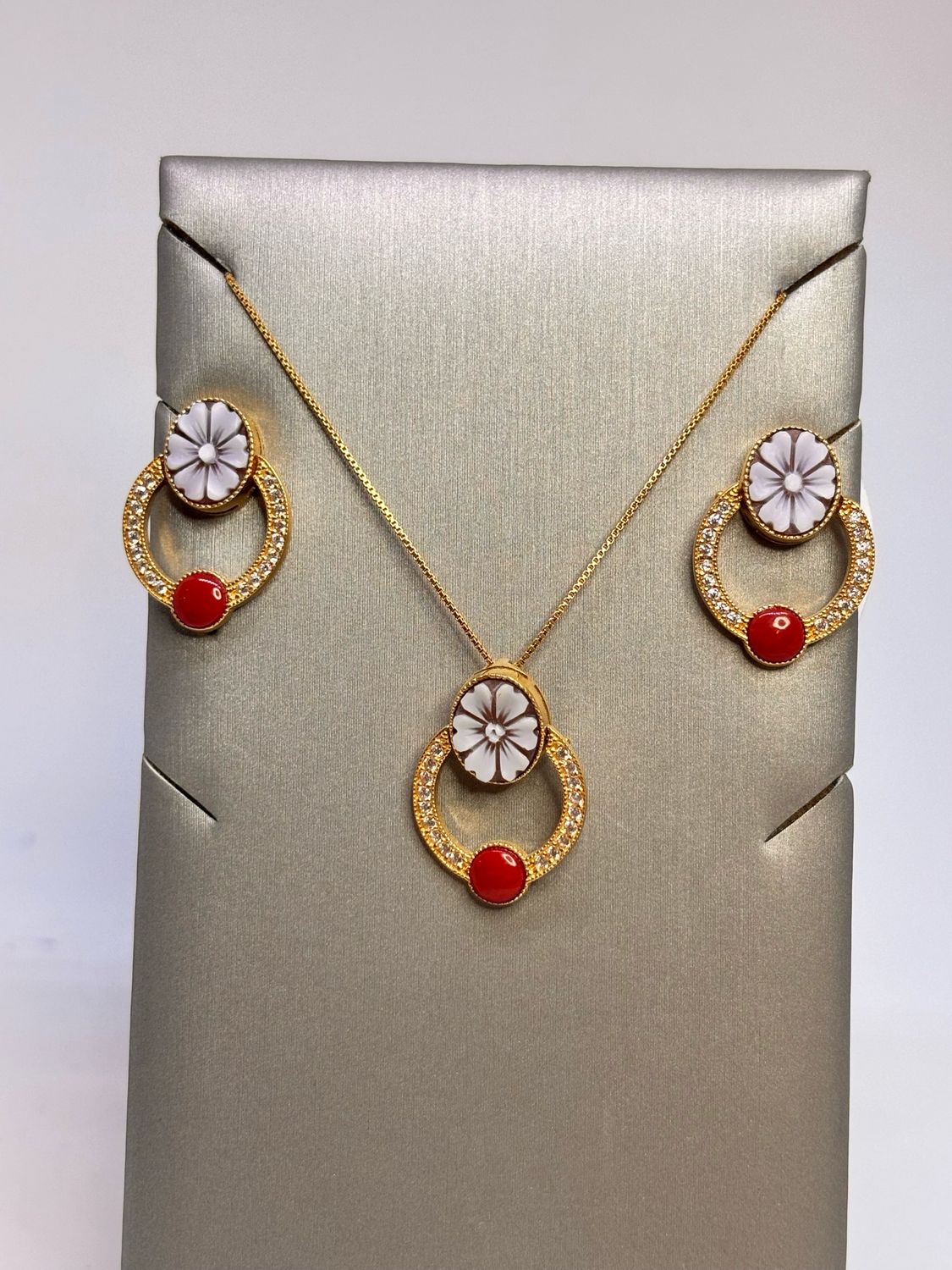 Orecchini e collana in argento 925 placcato oro con zirconi corallo Mediterraneo e cameo sardonico