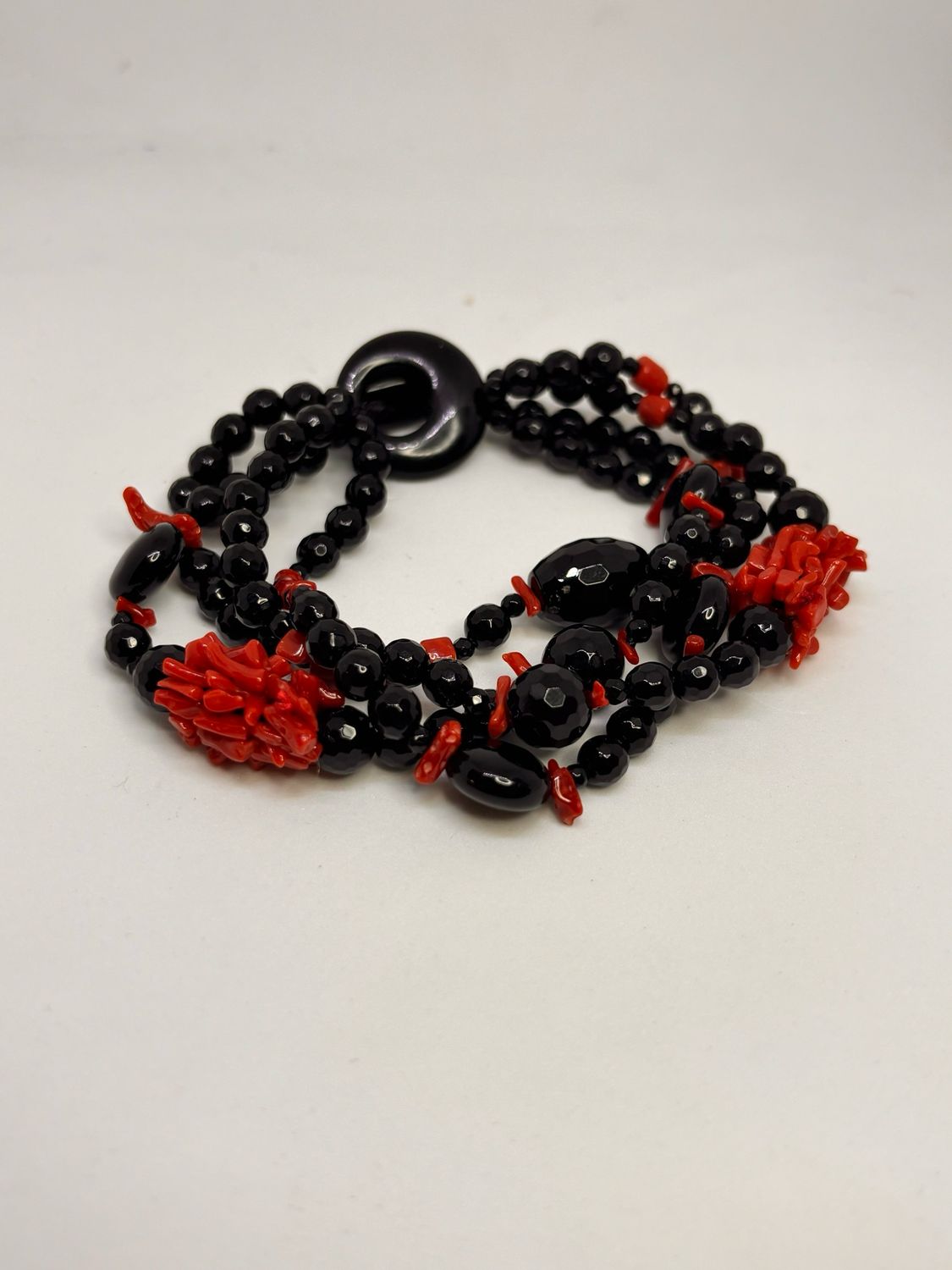 Bracciale a quattro fili con corallo mediterraneo e Agata nera