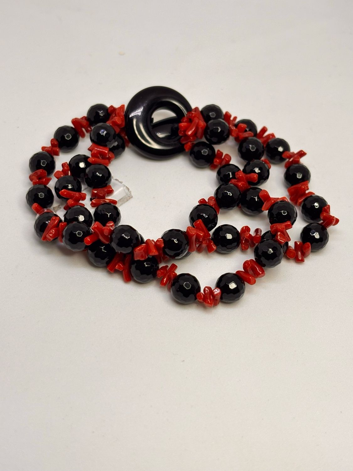 Bracciale con corallo mediterraneo e Agata nera sono degli oggetti non ben identificati
