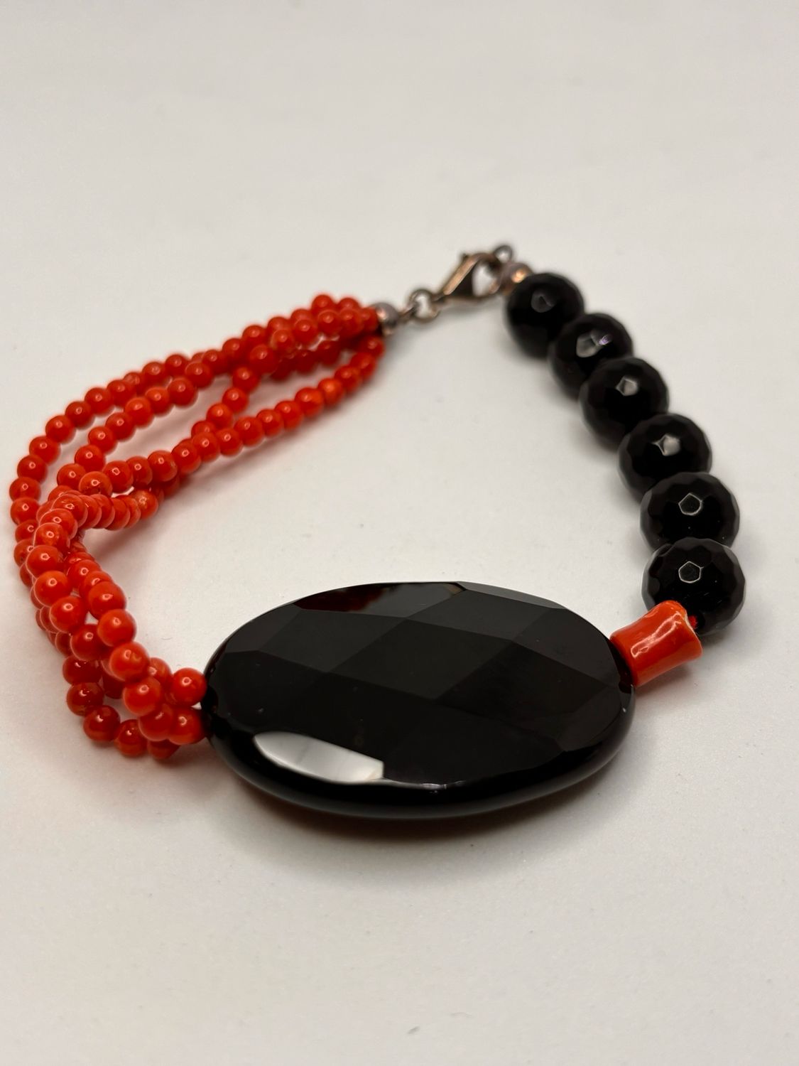 Bracciale in corallo mediterraneo e Agathe nera con chiusura in argento 925