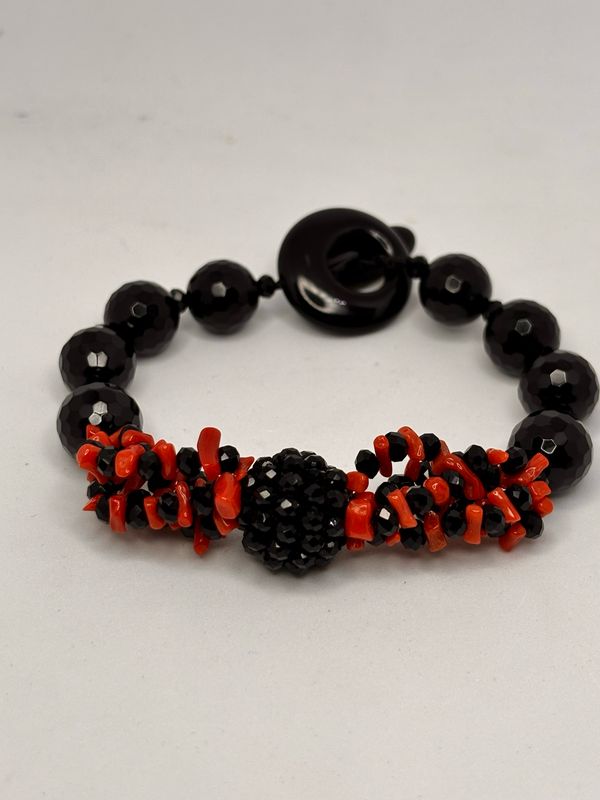 Bracciale in corallo mediterraneo e Agata nera sfaccettata
