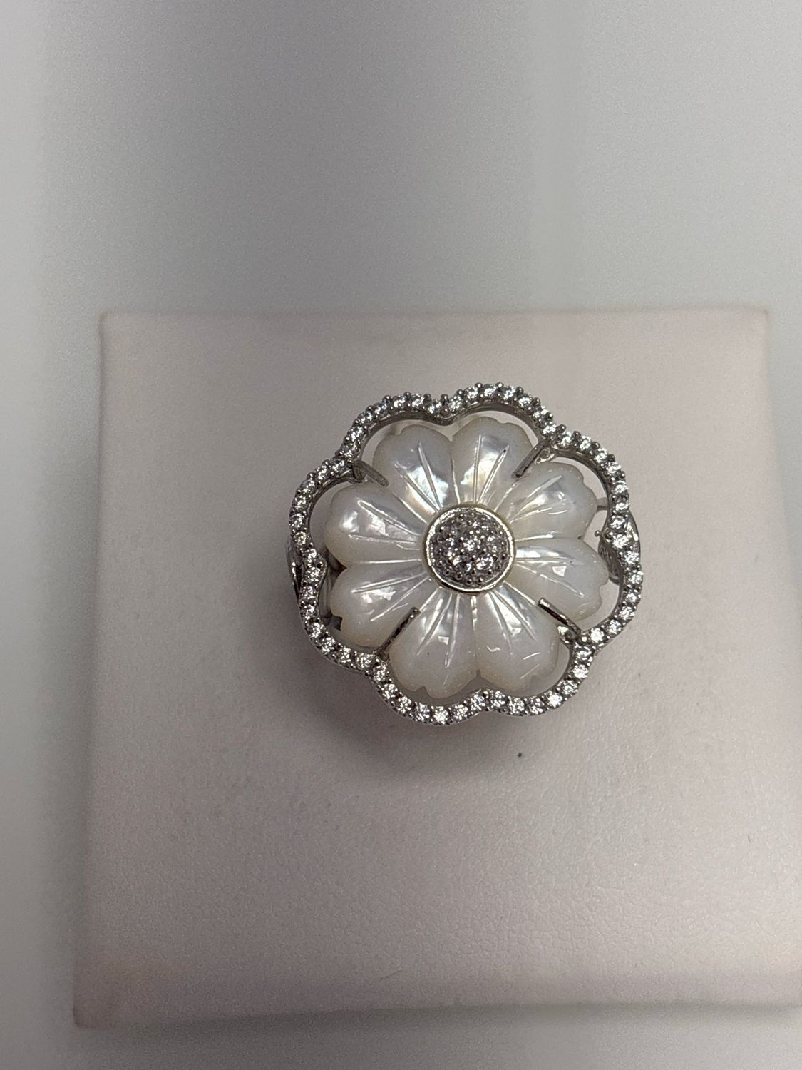 Anello in argento925 con zirconi e fiore di madreperla