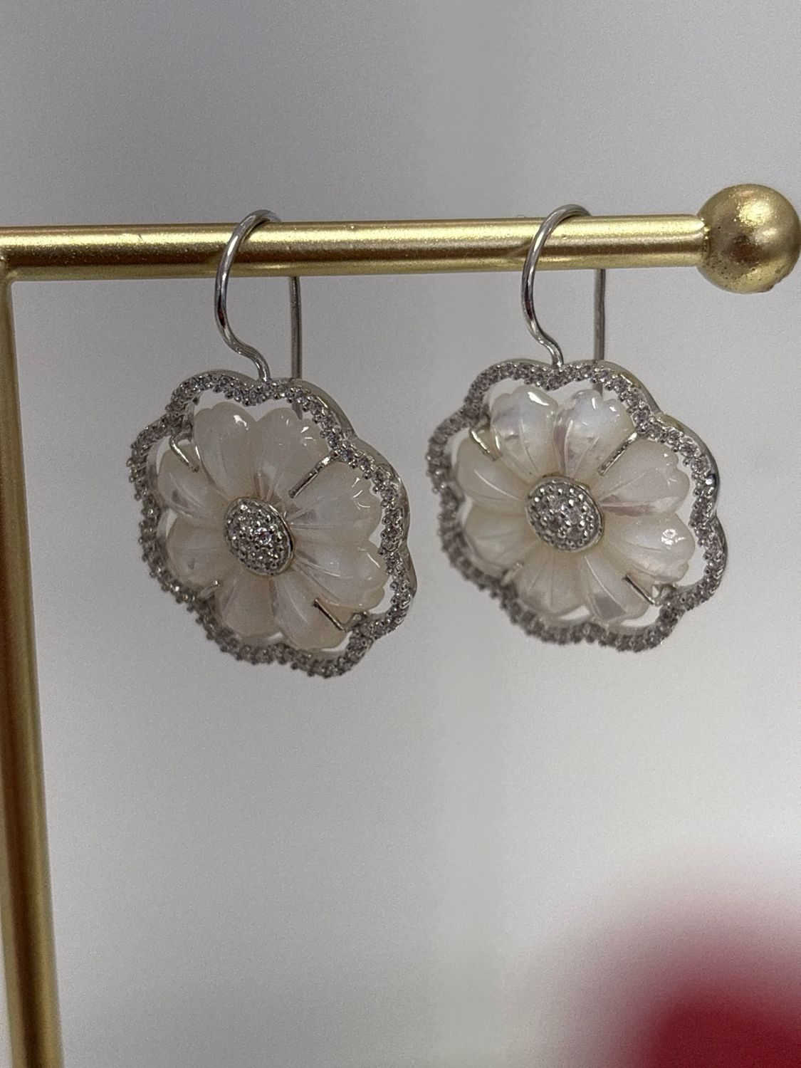 Orecchini in argento 925 e zirconi con fiori in madreperla