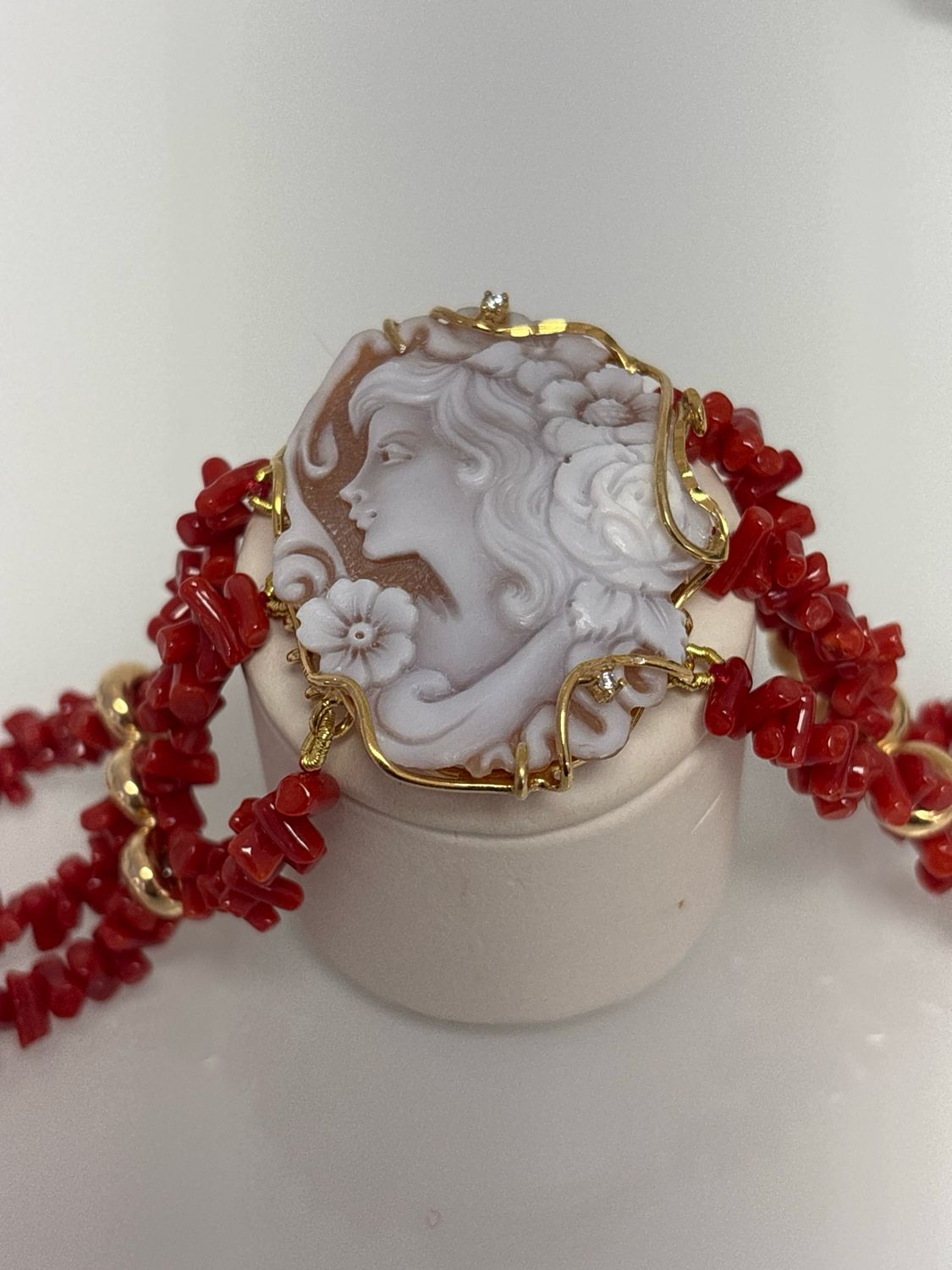 Bracciale in corallo mediterraneo con elementi in argento 925 e centrale cameo sardonico di conchiglia inciso a mano