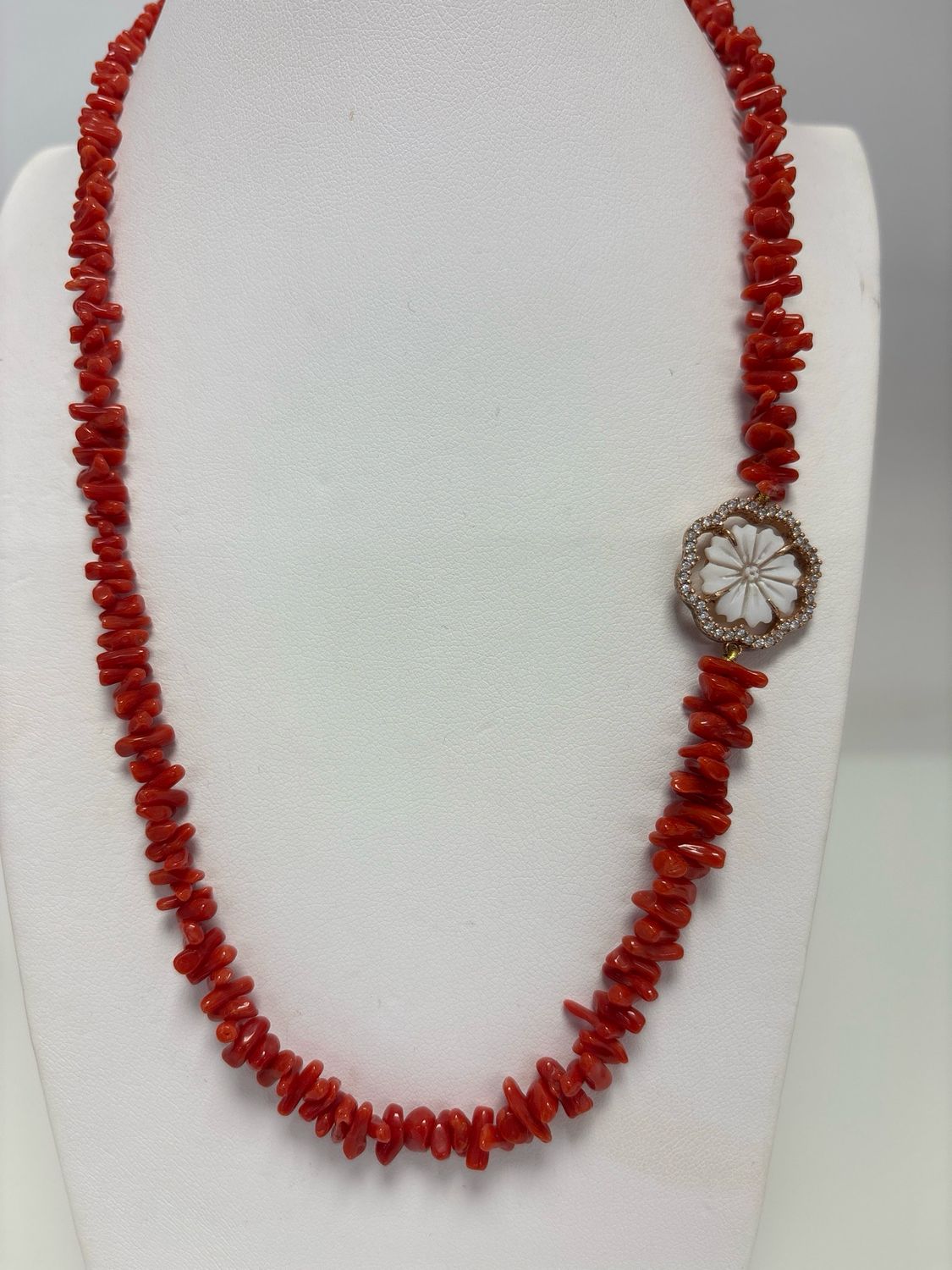 Collana in corallo mediterraneo con chiusura in argento rosé ed elemento decorativo in argento 925 rosé con zirconi e fiore di cameo di conchiglia
