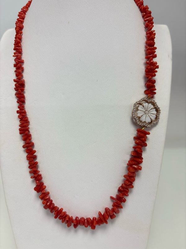Collana in corallo mediterraneo con chiusura in argento rosé ed elemento decorativo in argento 925 rosé con zirconi e fiore di cameo di conchiglia Collana in corallo mediterraneo con chiusura in argento rosé ed elemento decorativo in argento 925 rosé con zirconi e fiore di cameo di conchiglia