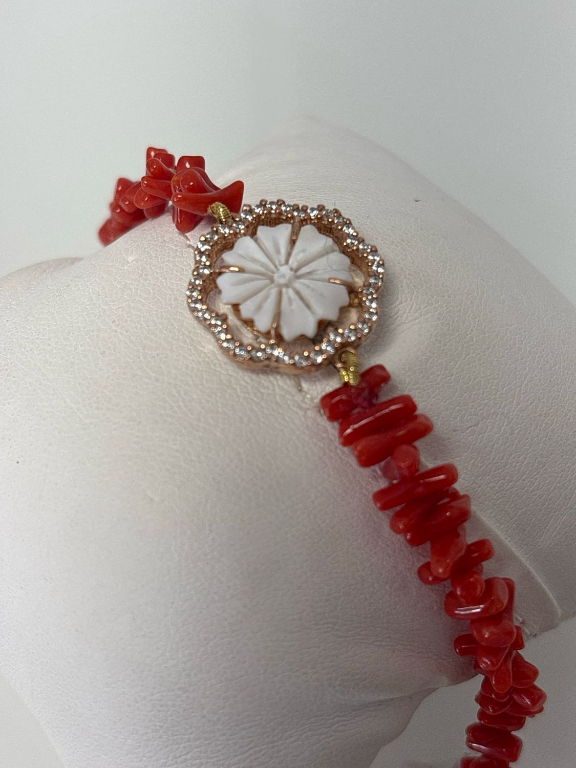Bracciale in corallo mediterraneo e chiusura e argento 925 rosé con centrale in argento 925 zirconi e Fiore di cameo di conchiglia