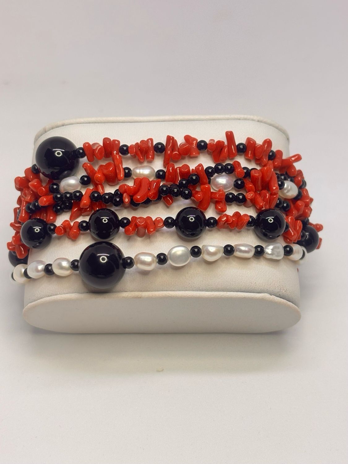 Bracciale in corallo mediterraneo, Agata nera e perle di fiume