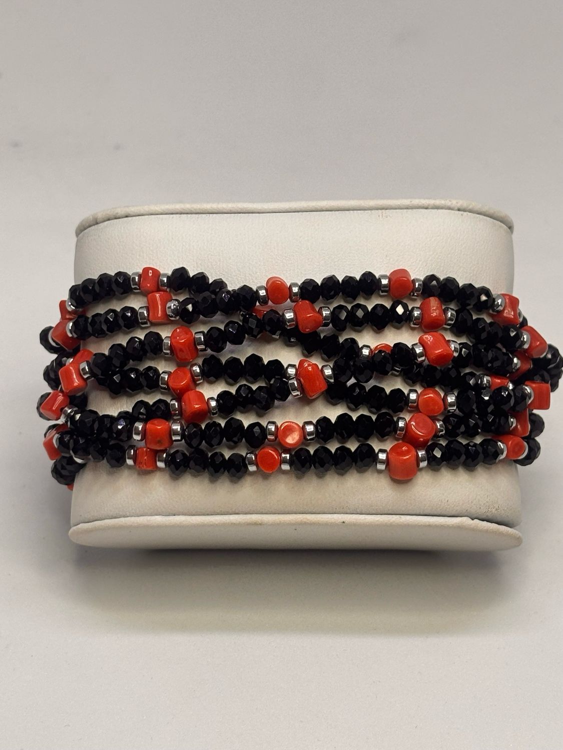 Bracciale a sette fili in corallo mediterraneo, Agata nera ed ematite