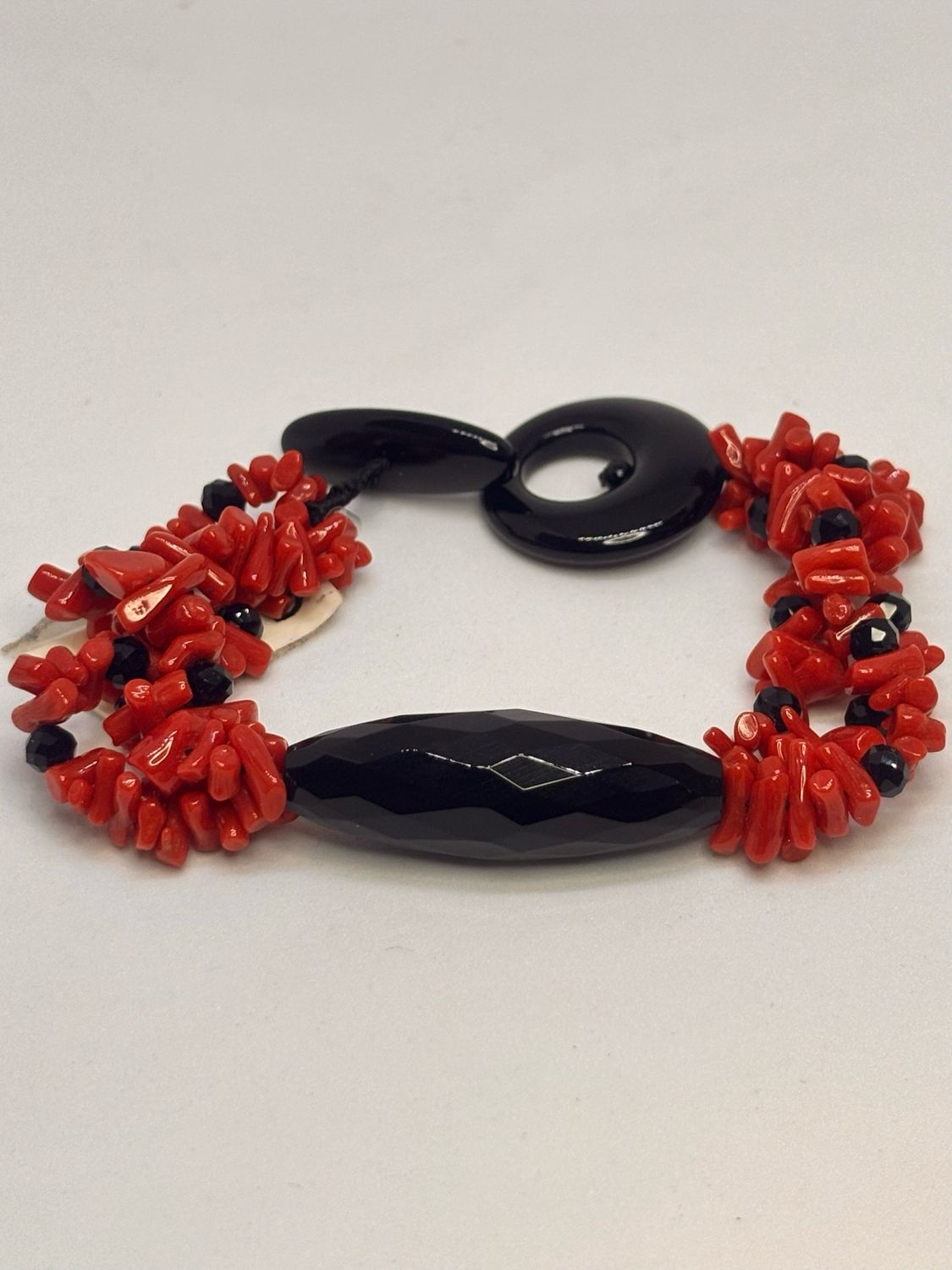 Bracciale in corallo mediterraneo e Agata nera