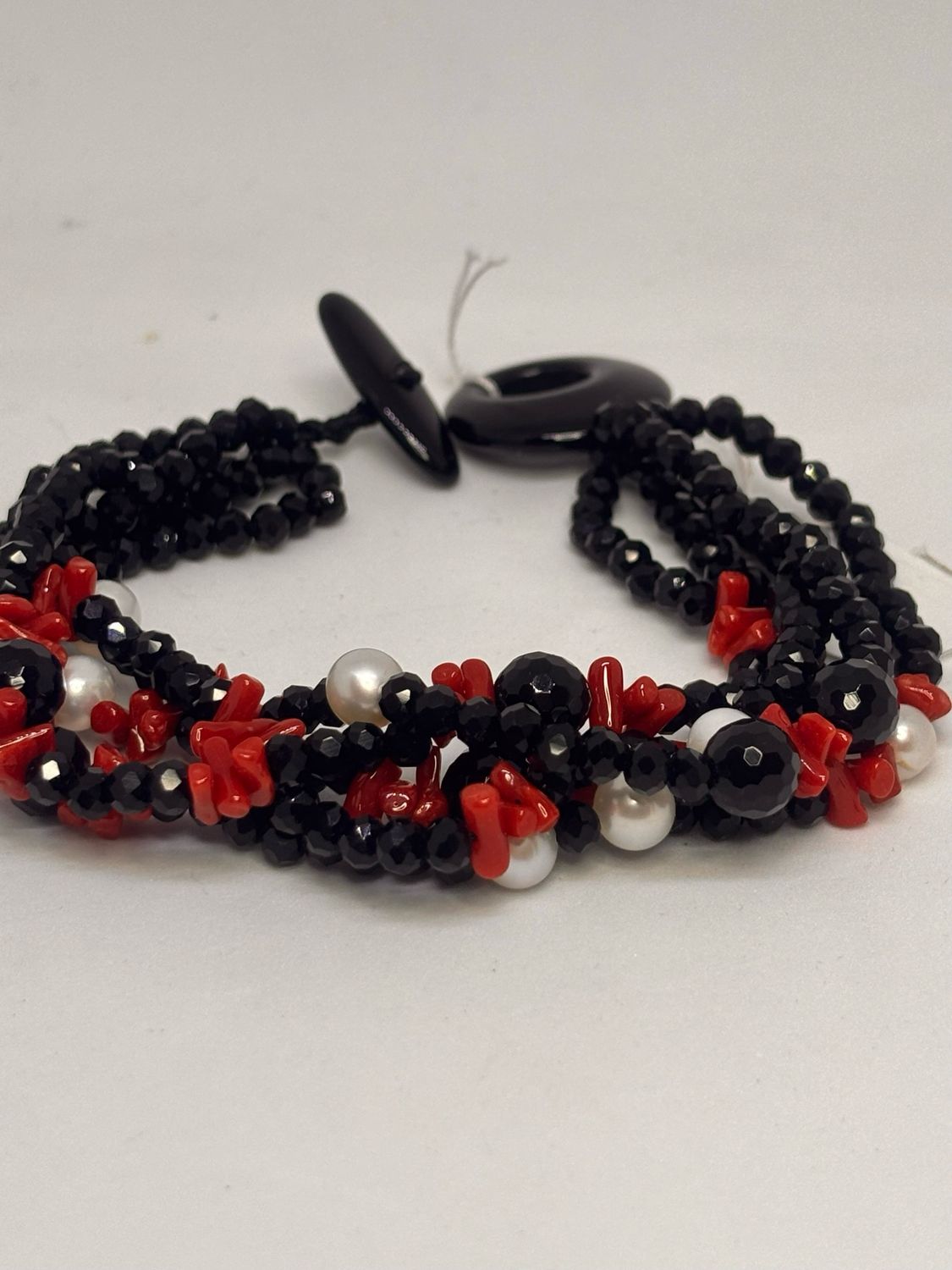 Bracciale in corallo mediterraneo, perle di fiume e Agata nera sfaccettata