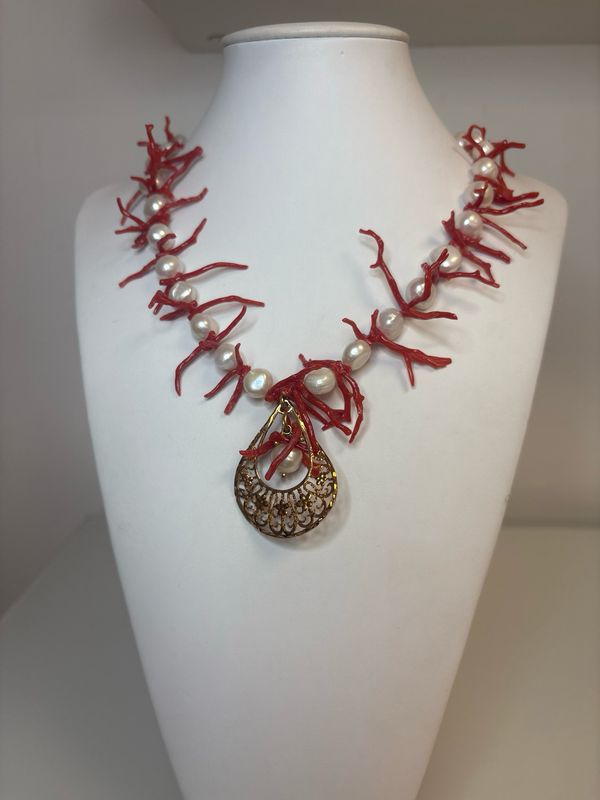 Collana in vere perle naturali barocche e rami di corallo mediterraneo con centrale in bronzo e chiusura con catenella estensibile in bronzo. Collana in vere perle naturali barocche e rami di corallo mediterraneo con centrale in bronzo e chiusura con catenella estensibile in bronzo.