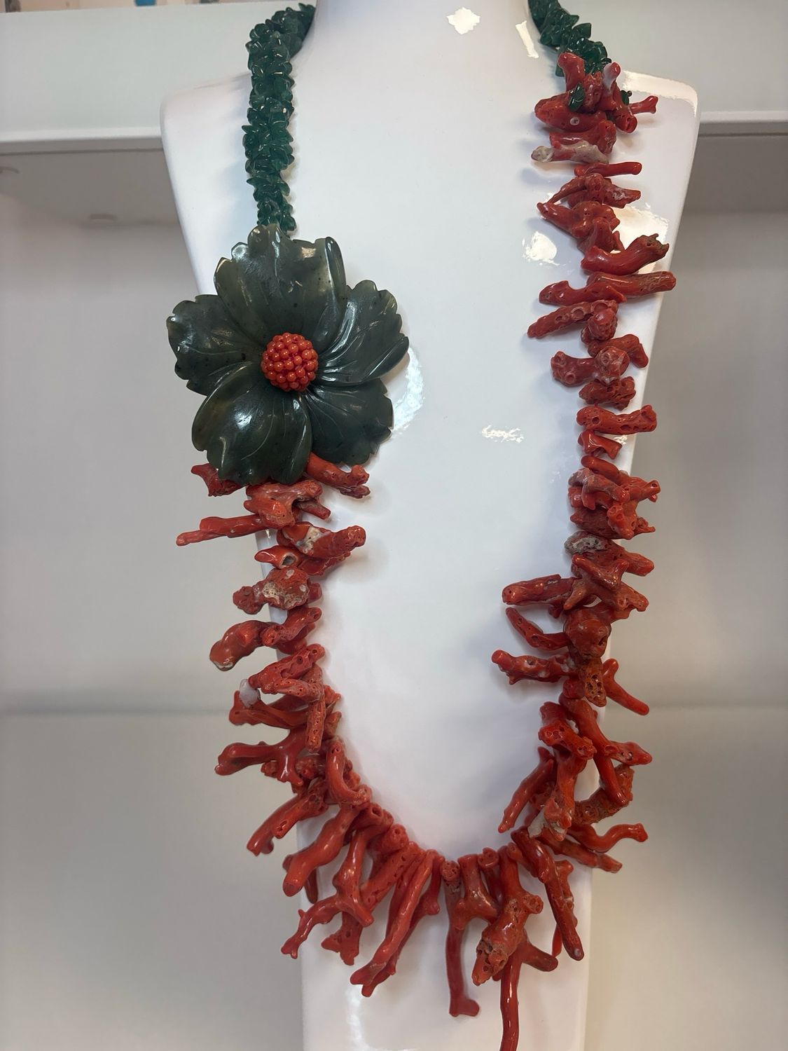 Collana in corallo mediterraneogrezzo e tre fili di Giada grezzi con centrale in Giada e corallo,  pezzo unico.