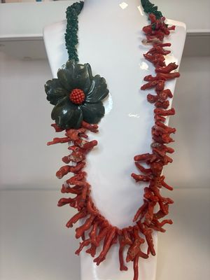 Collana in corallo mediterraneogrezzo e tre fili di Giada grezzi con centrale in Giada e corallo,  pezzo unico.
